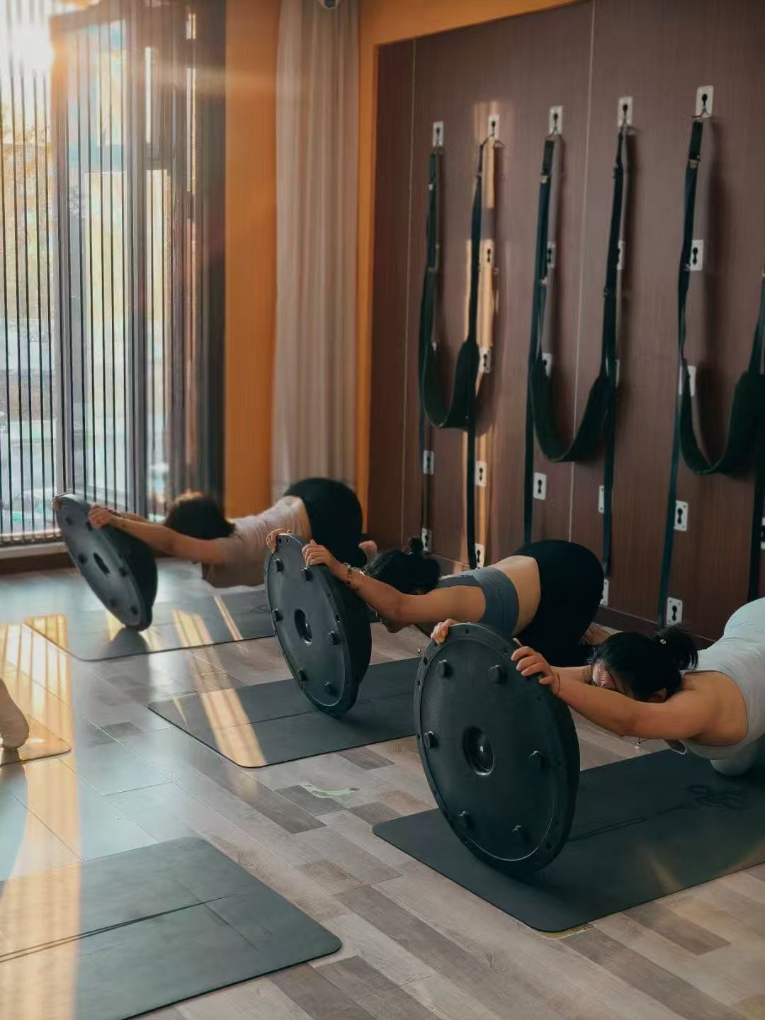 会员使用平衡训练器材进行小班训练